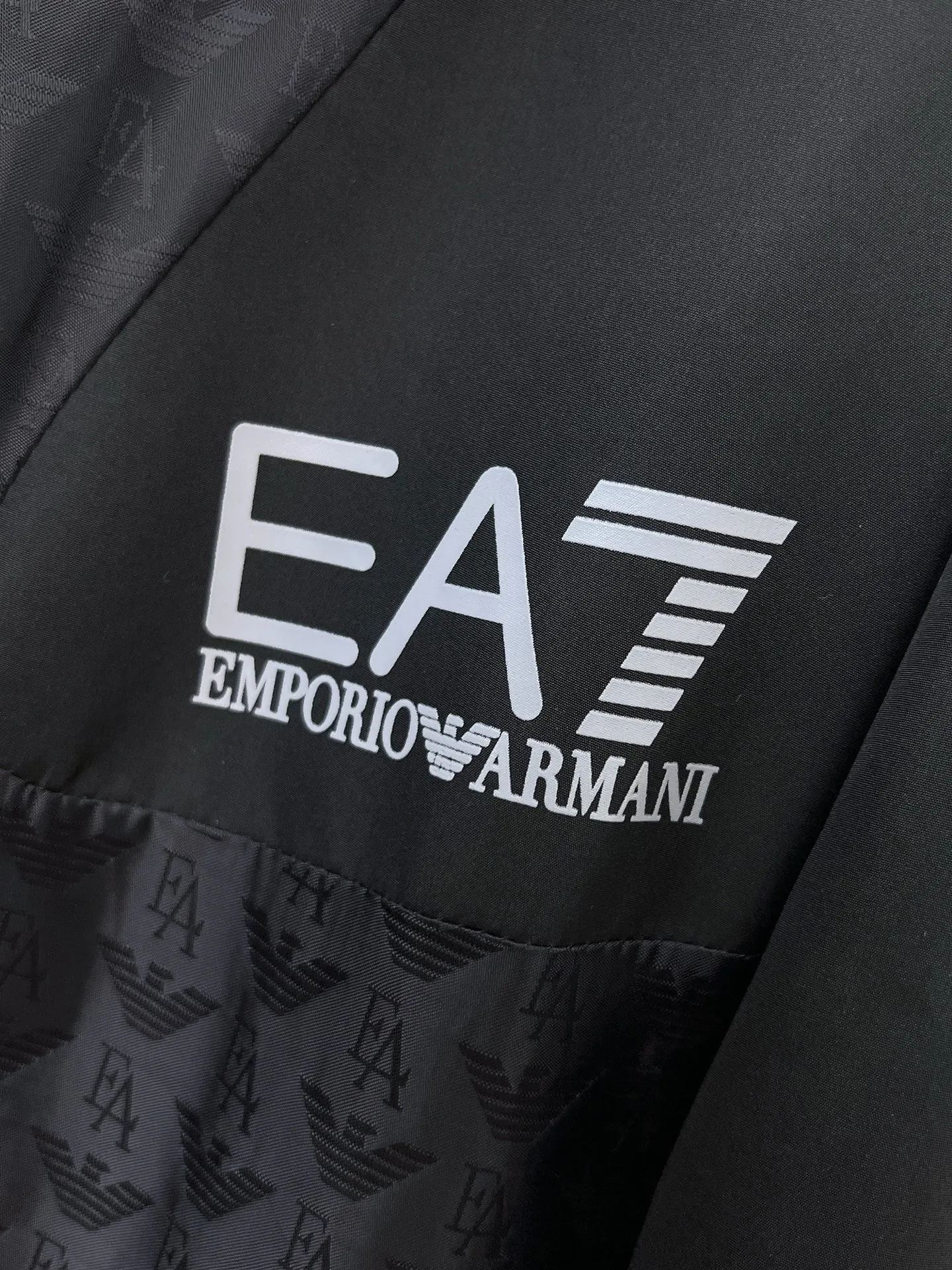 Armani official website Same Style, complete with three labels, on sale in advance. 2026 Autumn and Winter New Arrival men's jacket, Original with complete three labels, Premium version. Custom-made fabrics at the counter. Breathable, high comfort, impeccable details, brand element design concept, reflecting high quality. It feels delicate and soft, presents a casual cut, and has a great upper body shape. Sizes: M～3XL,